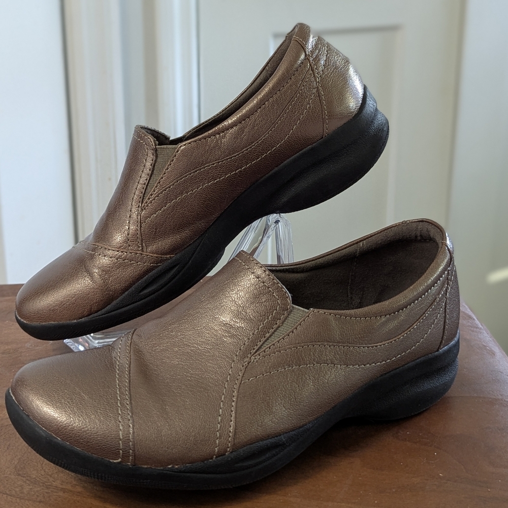 Clarks Bronze Slip-On Shoes Women's 9 Leather Slip-ons Metallic Excel Used Cond